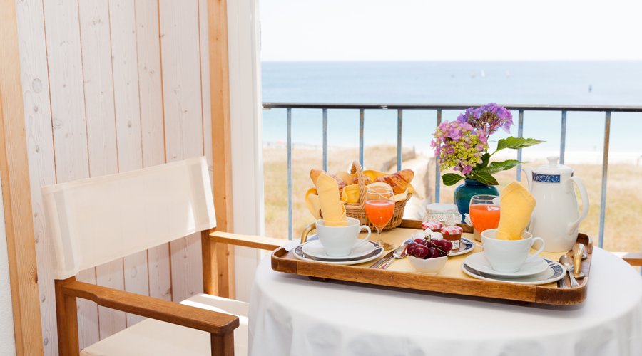 Chambre  avec loggia verrée, balcon vue océan et service de petits déjeuners face à la mer et à la plage d'Audierne