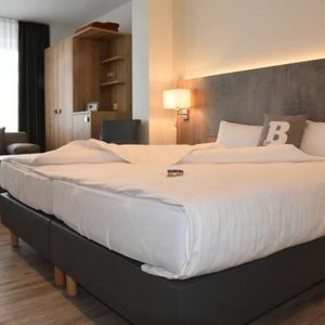Eines unserer schönen Zimmer.
Alle Zimmer mit Dusche/WC - Klimaanlage - Safe - Kühlschrank - kostenfreies WLan - barrierefrei, TV, teils Balkon