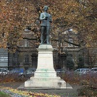 La statue sur son socle