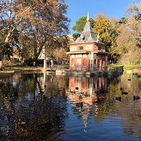 La casita del pescador es uno de esos rinconcitos adorables del Parque del Retiro en Madrid. Siempre me gusta acercarme a fotografiarlo.