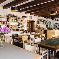 Così come vuole la tradizione la locanda è un posto di passaggio. Qui l’avventore poteva consumare un pasto, anche frugale e, al bisogno, avere un tetto per la notte.