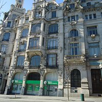 Prédio que encanta os turistas no centro do Porto