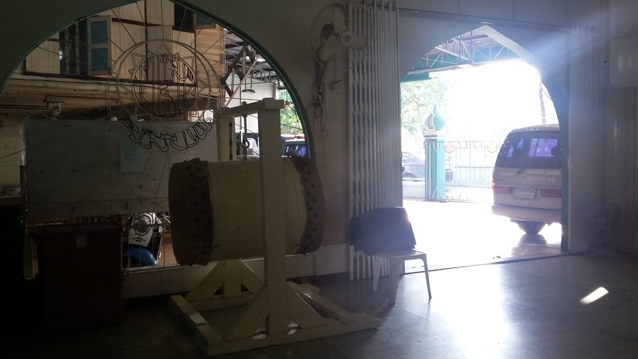Bedug yang sudah berumur satu abad lengkap dengan kenthongan menghiasi Jawa Mosque