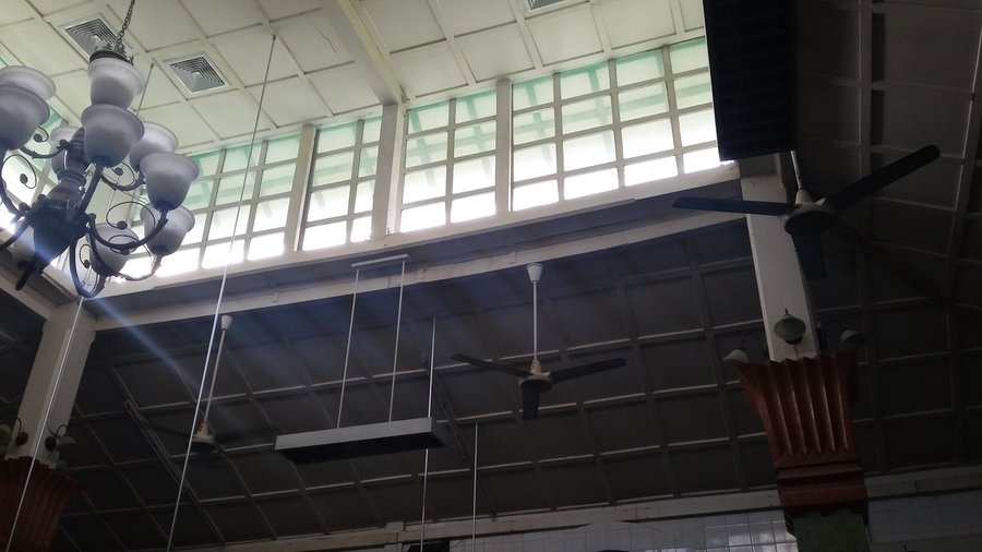 Soko guru (empat tiang/pilar) dengan kubah bersusun dua dihiasi lampu gantung & kipas angin besar di Jawa Mosque mengingatkan kita pada  Masjid Demak Jateng