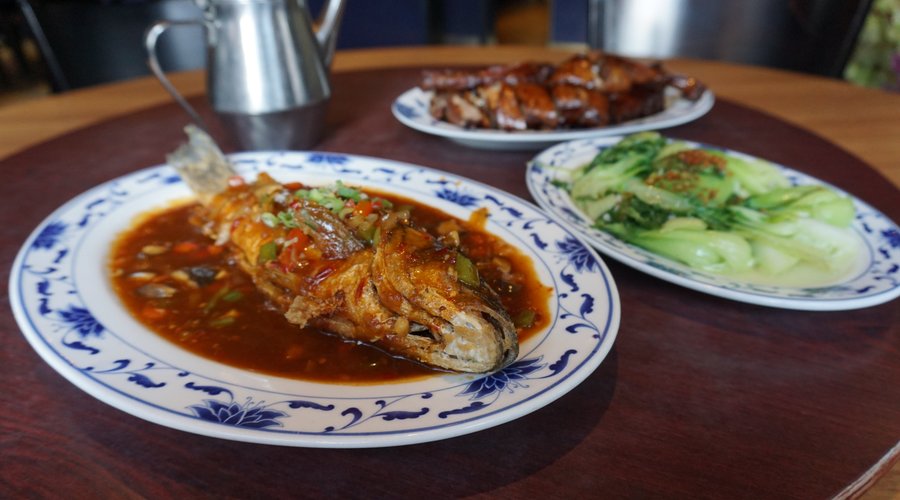 豆瓣辣鱼 One whole deep fried seasonal fish with chili bean sauce.
