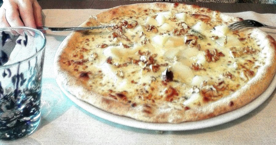 Pizza Deliziosa Bianca con gorgonzola, noci, Pere