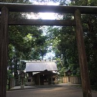 皇宮神社の鳥居と本殿