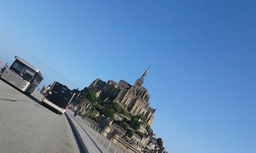Navettes d'accès au Mont-Saint-Michel. Le stationnement est payant mais les navettes gratuites. Prévoyez entre 30 et 45 minutes entre le parking et l'entrée de l'abbaye.