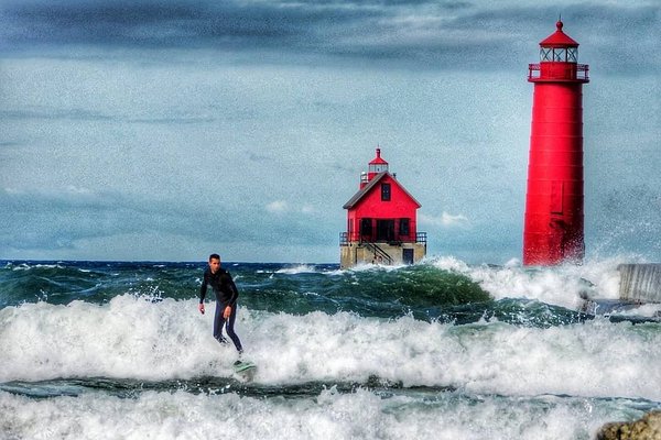 https://dynamic-media-cdn.tripadvisor.com/media/photo-o/15/b0/9b/91/grand-haven-lighthouse.jpg?w=600&h=400&s=1