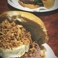 Hamburgesa de Buey con Queso de cabra y crujiente de Cebolla.