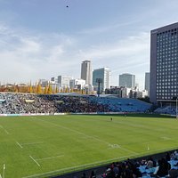 秩父宮ラクビー場 メインスタンド側から。日陰で寒いので、羽織るもの持参を強く推奨。