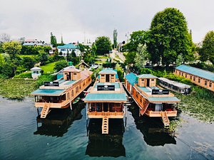 New Jacquline Heritage Houseboats Nigeen Lake in Srinagar, image may contain: Scenery, Waterfront, Hotel, Resort