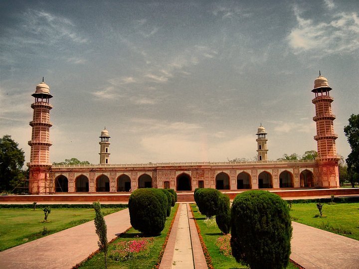 Jehangir's Tomb & Kamran's Baradari Pavilion image
