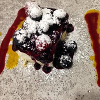 El postre: tarta de queso y arándanos.