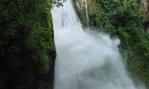 Cascada del Chuveje, ubicada a 30 minutos de la cabecera de Pinal de Amoles, rumbo a Jalpan de Serra, se llega por la Carretera Federal que comunica hacia Jalpan de Serra. Esta cascada de 25 metros de altura se ubica en un lugar maravilloso rodeado de naturaleza, recomiendo llevar calzado comodo ya que se camina unos 30 minutos de donde dejas el auto hasta donde se ubica la cascada, lleva chamarra deportiva porque hay humedad y hace frio. Pero estoy seguro que nunca olvidaras este recorrido.