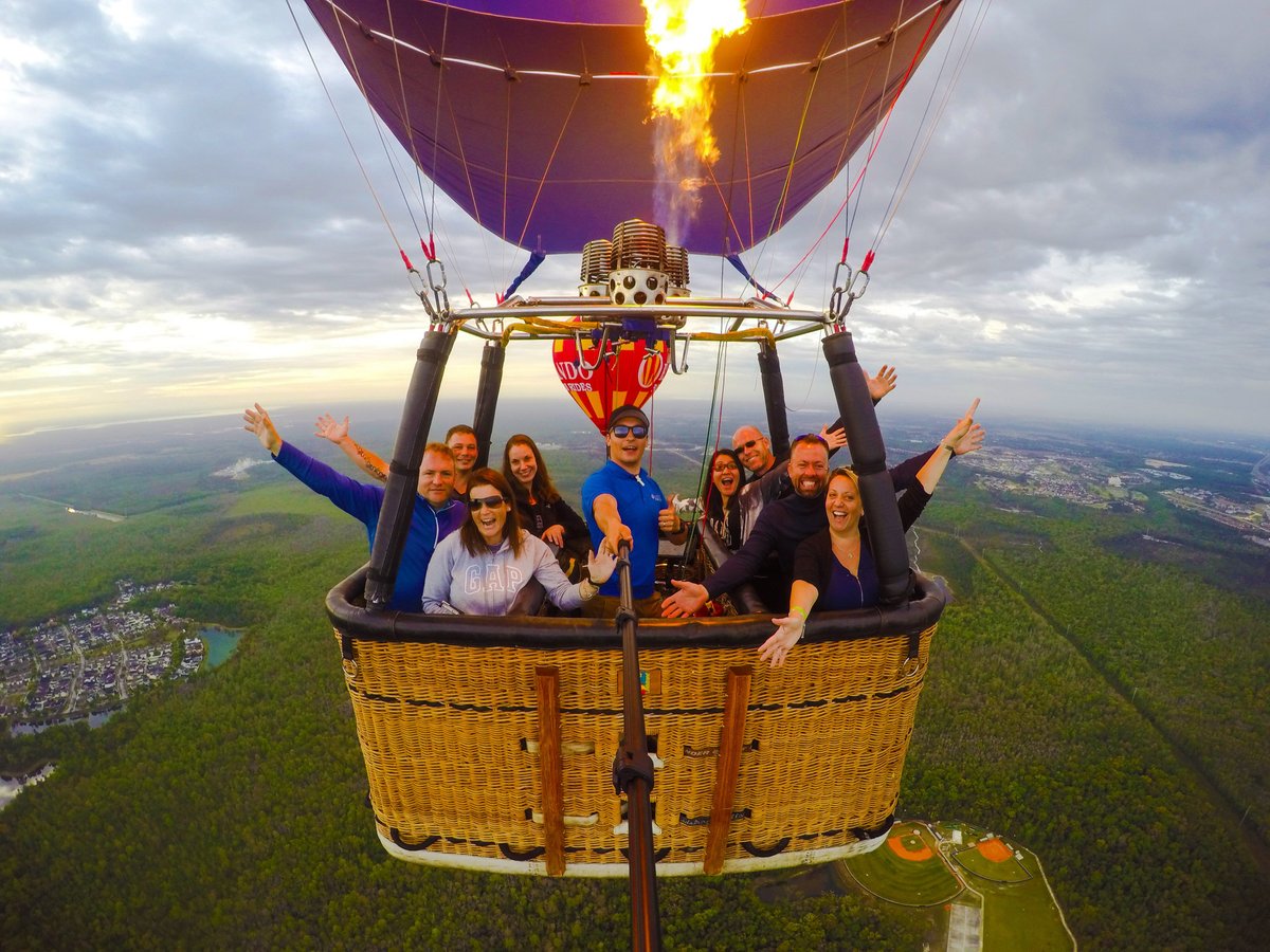 Orlando Balloon Rides: Chuyến bay trên khinh khí cầu ở Orlando là một trải nghiệm đáng nhớ với khung cảnh tuyệt đẹp nhất của thành phố. Với những chú chim di cư bay ngang qua đầu, bạn sẽ có một trải nghiệm thú vị cùng với chuyến bay trên khinh khí cầu. Hãy tận hưởng khung cảnh tuyệt đẹp và tạo nên ký ức khó quên khi tham gia chuyến bay này.