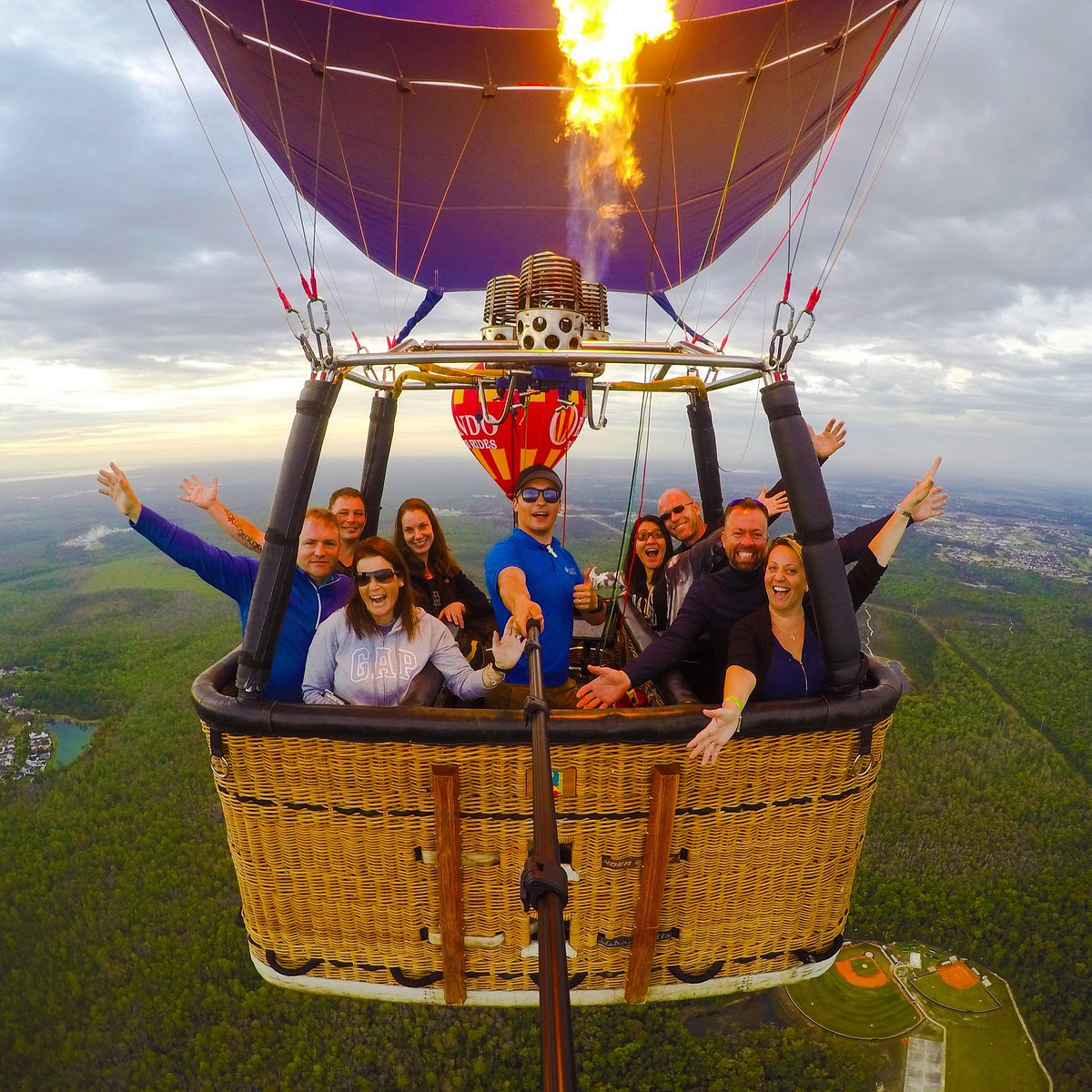 Không gian kỳ thú tại Orlando Balloon Rides sẽ làm cho bạn thăng hoa trong cảm giác đáng nhớ. Hòa mình vào khoảng không tràn đầy bầu trời, bạn sẽ được ngắm nhìn toàn cảnh vùng đất Florida rực rỡ. Đây sẽ là một trải nghiệm tuyệt vời cho những ai muốn trốn khỏi cuộc sống bận rộn và thực sự tận hưởng không gian rộng lớn.