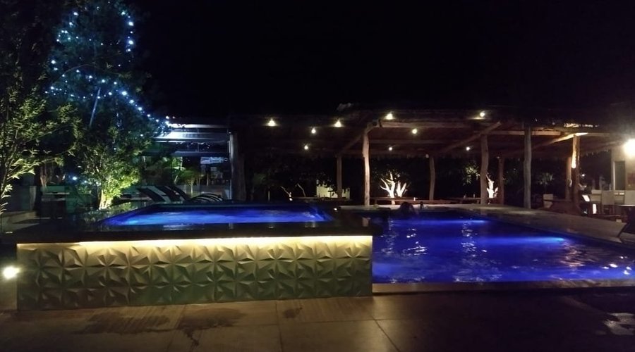 A piscina integrada à hidromassagem tem um visual aconchegante;
