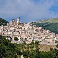 Il centro storico di Castel del Monte