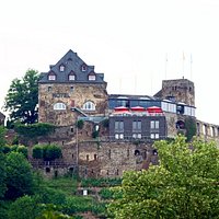 поднимаясь по тропе к Rheinfels Castle - вид на Romantik Hotel