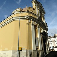 le settecentesche forme della piccola chiesa della Santella