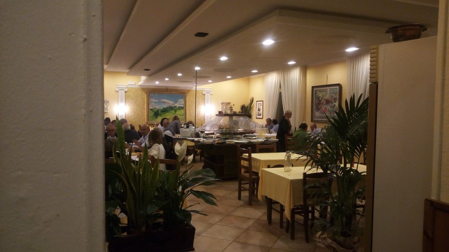 Il tavolo degli antipasti troneggia e aiuta molto ...