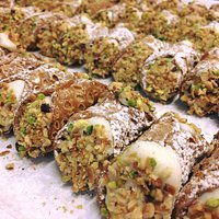 CANNOLI SICILIANI CON RICOTTA FRESCA , PISTACCHIO DI BRONTE IGP E NOCCIOLA IGP DEL PIEMONTE
