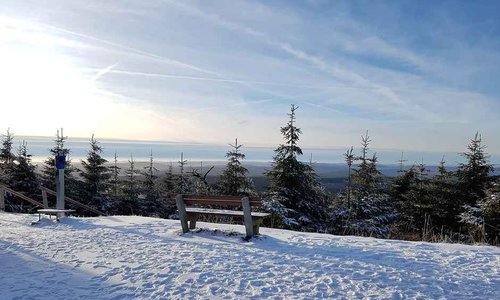 So grandios ist die Aussicht vom Fichtelberg im Erzgebirge im Winter. Dies ist der Blick in Richtung Westen. Er reicht über kilometerweite dichte Wälder und Hügel.