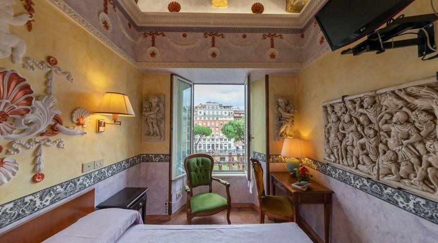 Camera con vista sugli antichi scavi romani di fronte all'Hotel Barrett / Room with a view on the ancient Roman ruines facing the Hotel Barrett