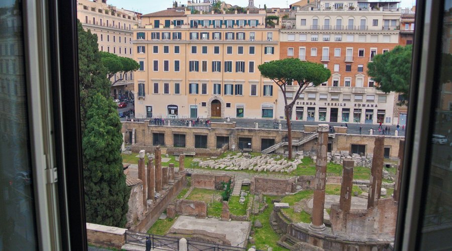 Vista dalla camera / Room with a view on the ancient Roman ruines 