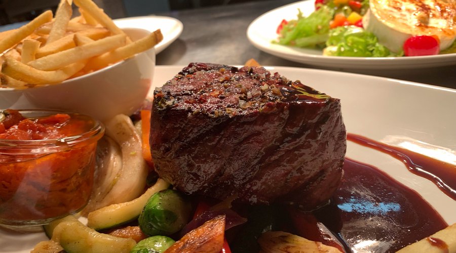 Perfekte Steaks auf Holzkohle gegrillt!