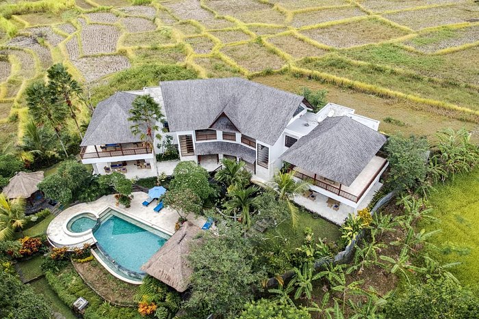 BEJI HILL VILLA: Đến với Beji Hill Villa, bạn sẽ đắm chìm vào khung cảnh thiên nhiên tuyệt đẹp và không gian nghỉ dưỡng tuyệt vời. Biệt thự được thiết kế hài hòa với phong cách Bali, mang đến cho bạn cảm giác thư giãn và thoải mái. Hãy xem hình ảnh để cảm nhận.