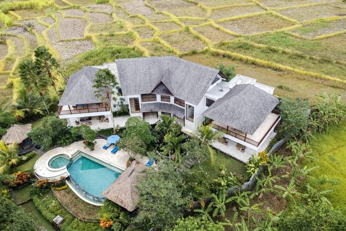 Beji Hill Villa: Hãy thưởng thức khung cảnh tuyệt đẹp của vùng đất Bali tại Beji Hill Villa! Villa của chúng tôi có kết cấu kiến trúc cổ điển Balinese sẽ đưa bạn trở về thời điểm quá khứ một cách tuyệt vời. Không chỉ có phong cách kiến trúc độc đáo, Villa còn nằm cách bãi biển chỉ vài phút đi bộ. Đến với chúng tôi để trải nghiệm kỳ nghỉ đặc biệt của bạn tại Bali.