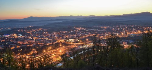 Pohľad na mesto pri svitaní