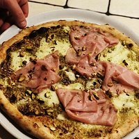 Ieri sera sono stato al "Anthony's pub" per mangiare una pizza ed ho provato "La pistacchiata". La consiglio a tutti. Ottimo pub.
