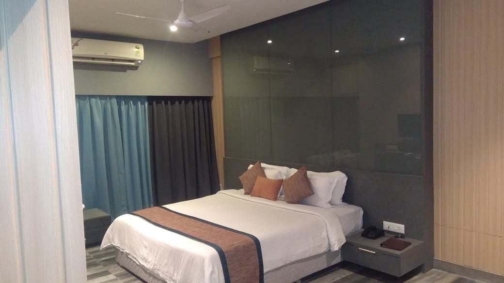 Sinclairs Bayview Room Service: Pictures & Reviews - Tripadvisor