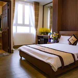 Diện tich20m2 đến, với 1 giường 1,6m
Nội Thất sang trọng hiện đại,Hướng nhìn ra mặt đường
Phòng có cửa sổ, thoáng mát yên tĩnh đón được gió thiên nhiên
Số người phục vụ: 2 người / phòng.
thêm 1 người sẽ phụ thu 70.000 đ.
Miễn phí : 02 chai nước suối ( 350 ml )
Giờ nhận phòng: 14h00
Giờ trả phòng: 12h00
Nhận phòng sớm hoặc trả phòng muộn sẽ được tính thêm mỗi giờ 30.000 đ.
Giá đã bao gồm Thuế VAT 10%