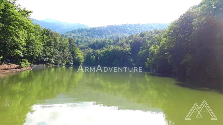 🖼Lake Parz (Armenian: Պարզ Լիճ) is a small lake located in the Dilijan National Park east of Dilijan in Armenia. The lake was formed by natural climatic changes. "Parz" in Armenian means clear. #ArmAdventure #LakeParz #Armenia