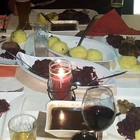 Am Tisch servierte Weihnachtsgans