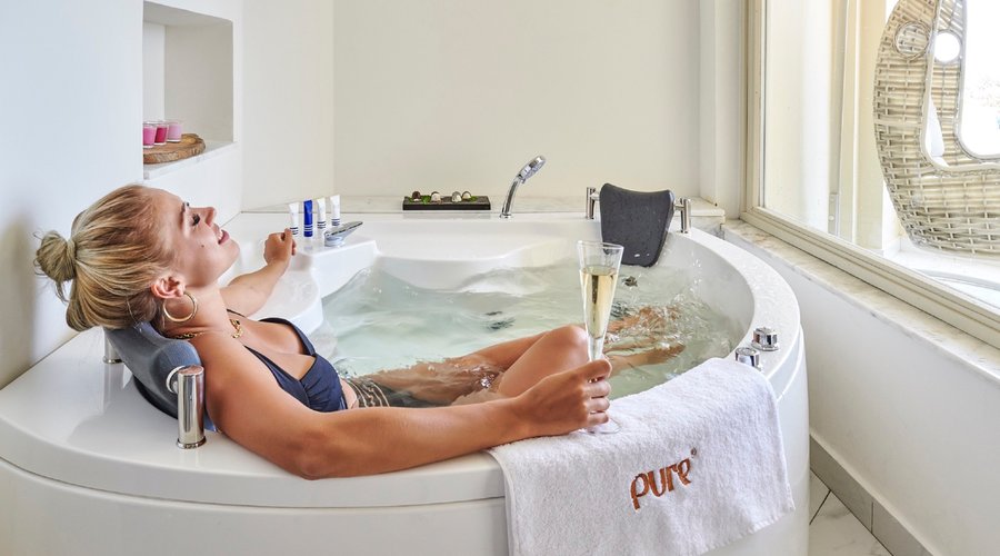 In-room jacuzzi in jacuzzi suite and swim-up suite
