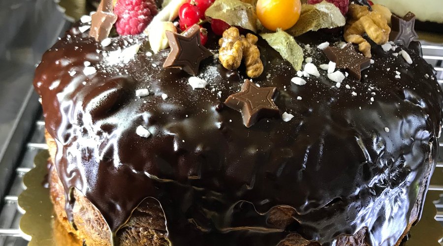 Panettone artigianale ricoperto di cioccolato fondente con all’interno una morbida mousse alla mandorla.