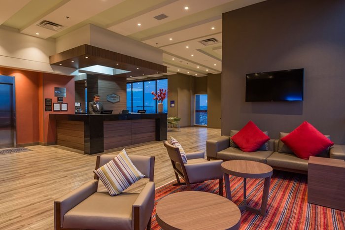 Hampton by Hilton Bogota Airport Bar or Lounge: Pictures & Reviews ...