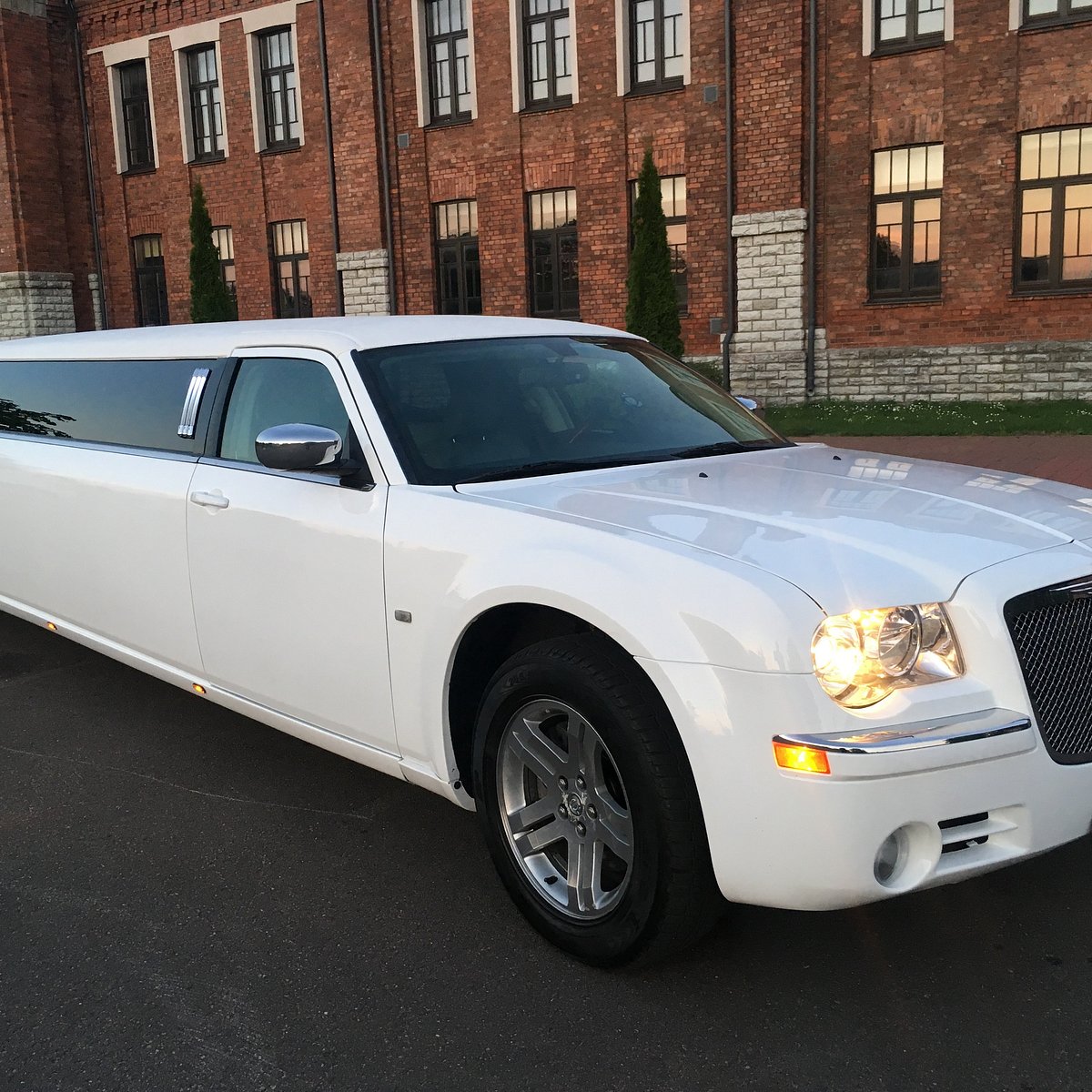 Черный лимузин Chrysler 300