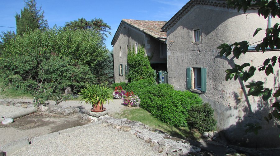 Au premier plan le bâtiment du gîte et au fond celui de l'appartement du propriétaire à un niveau  et au-dessus la partie chambres d'hôtes avec entrée indépendante.  