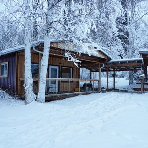 小さいキャビンと屋根付きガレージ（電源プラグもあった）こちらは泊まってないので詳細はわかりません