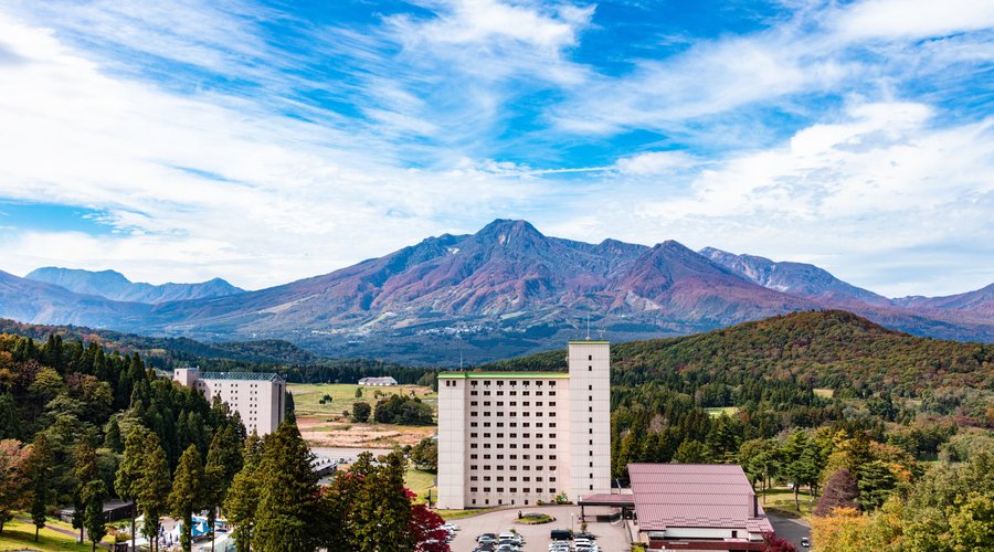 本館外観と妙高山　春・夏