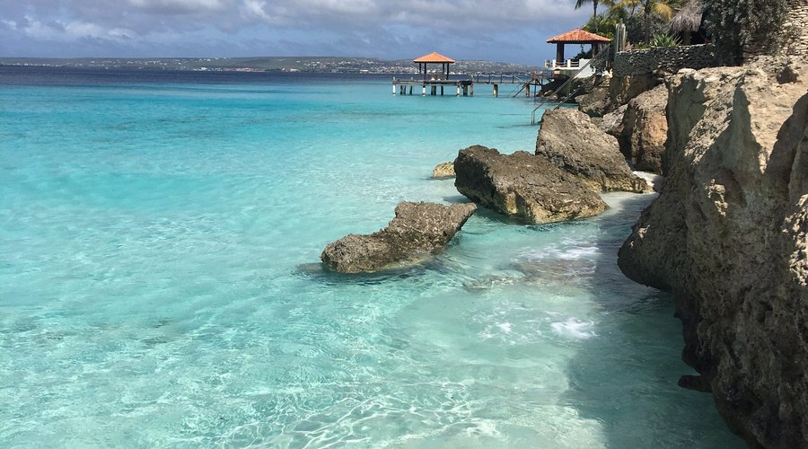 Great dive spot and small beach area with picnic tables and local food truck King Kong Bonaire on site.  The truffle fries are delicious!