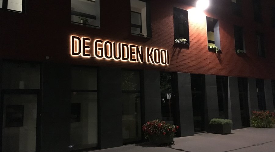 De Gouden Kooi by night