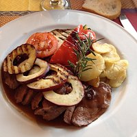 Tagliata di petto d’anatra con mele renette e verdure alla griglia