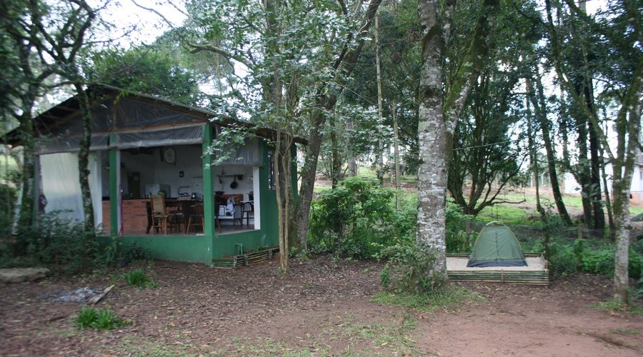 Cozinha comunitária: O Refúgio das curucacas oferece aos seus hóspedes uma cozinha comunitária integrada à natureza, equipada com geladeira, fogão à gás e à lenha, além de utensílios como liquidificador de manivela, panelas, pratos e talheres. 

A cozinha  também conta com uma pequena biblioteca.

Mais informações em https://refugiodascurucacas.com.br/cozinha-comunitaria